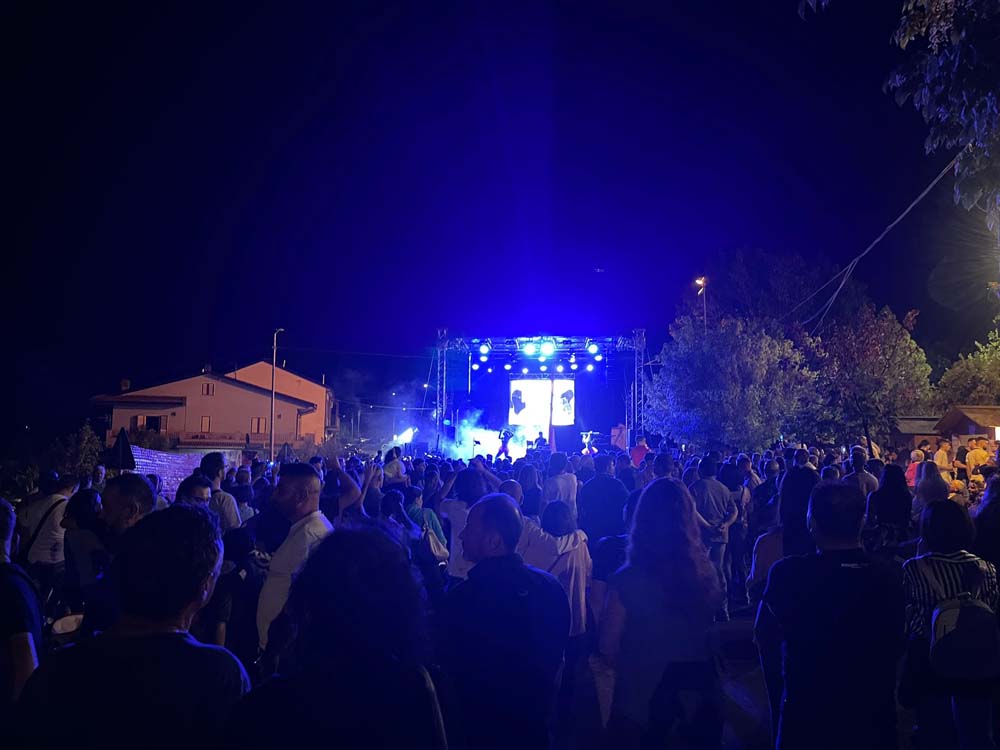 Lattarico, con i Beat90's una grande festa e stasera spazio al rock dei Syd Floyd