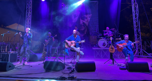 Lattarico, bagno di folla al concerto di Mimmo Cavallaro e stasera spazio alla musica dance