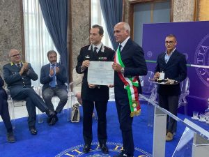 il Sindaco Franz Caruso consegna al Colonnello Spoto la pergamena della Civica Benemerenza
