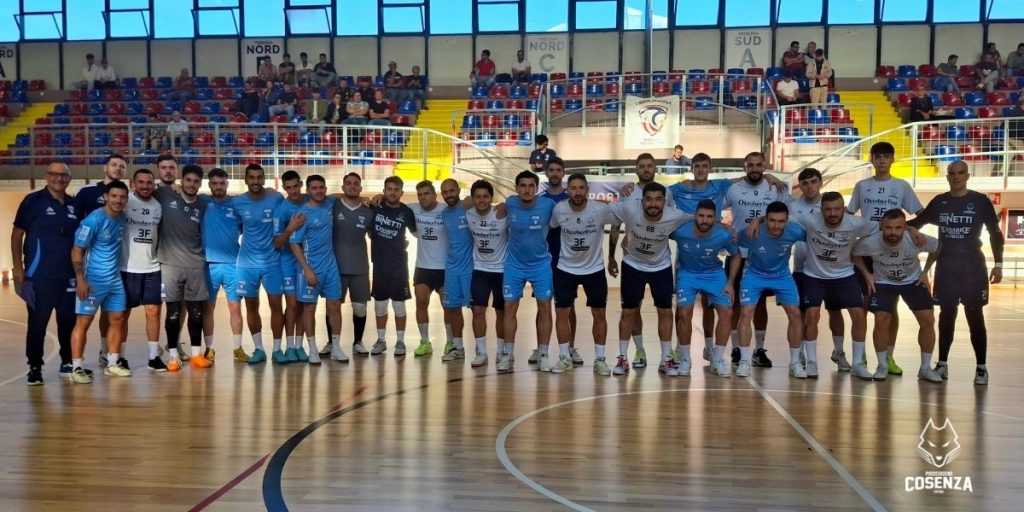 Pirossigeno Cosenza e Manfredonia: le squadre posano insieme prima del match