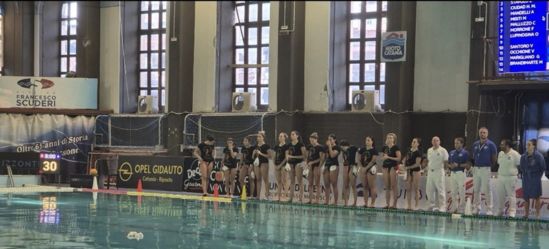 Piscina comunale, la Smile Cosenza Pallanuoto replica al gestore: “Basta polemiche, diteci perché la vasca scoperta resta chiusa”