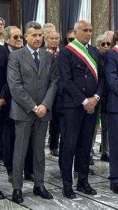 Il Presidente Mazzuca in raccoglimento insieme al Sindaco Franz Caruso