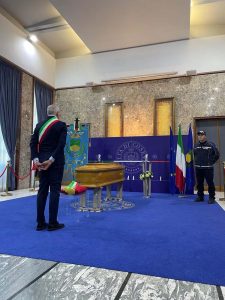 il Sindaco Franz Caruso sosta in raccoglimento davanti al feretro di Pino Iacino