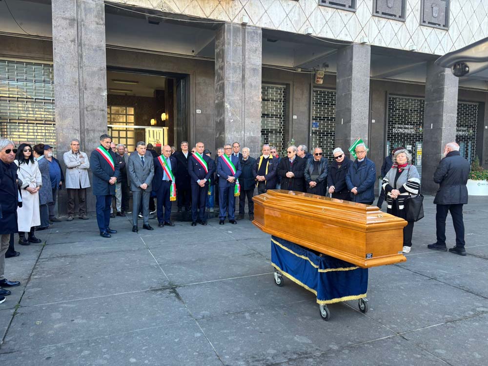 l'arrivo del feretro in Piazza dei Bruzi