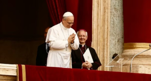 Leone XIV mentre recita il Regina Coeli domenica 11 maggio 2025