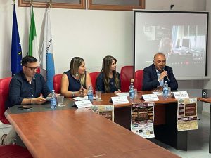 Il presidente della Pro Loco Annino Papaianni, l'assessore alle Attività Produttive Ida Pasqua, la moderatrice Fabiola Chiappetta ed il vicesindaco Dino D'Elia. Collegato in streaming il presidente di UNPLI Calabria Filippo Capellupo