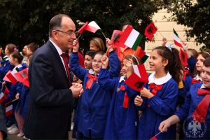 Il Presidente Begaj tra i piccoli arbereshe