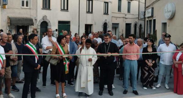 Laino Borgo, inaugurata piazza Navarro: il centro storico diventa salotto elegante della città