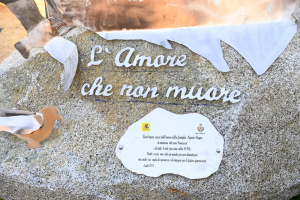 Monasterace, inaugurata sul lungomare l'opera "L'Amore che non muore"