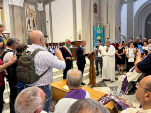 Cosenza, il sindaco Franz Caruso alle esequie di Padre Fedele: deposto sulla bara il sigillo della città