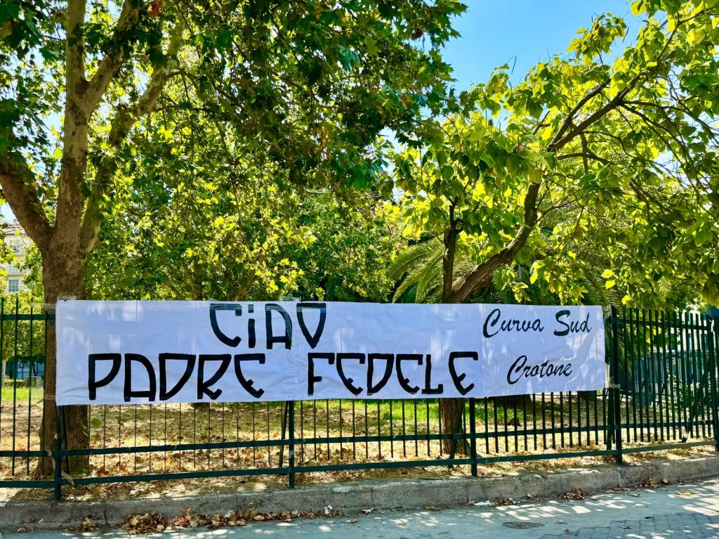 Padre Fedele Crotone striscione stadio Ezio Scida