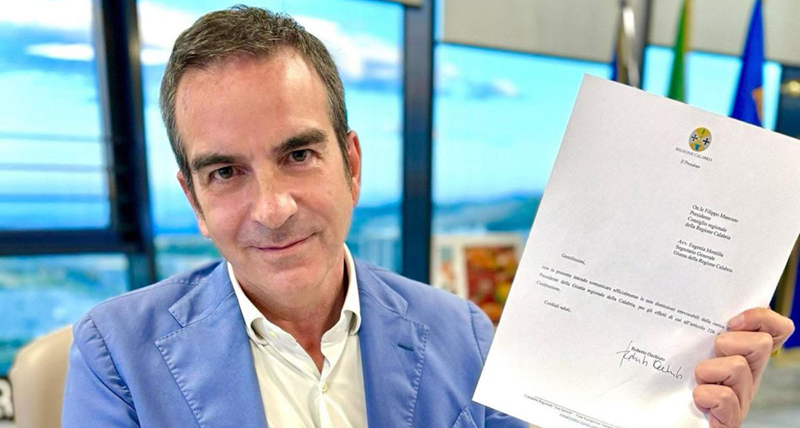 Roberto Occhiuto firma la lettera di dimissioni da presidente della Regione Calabria