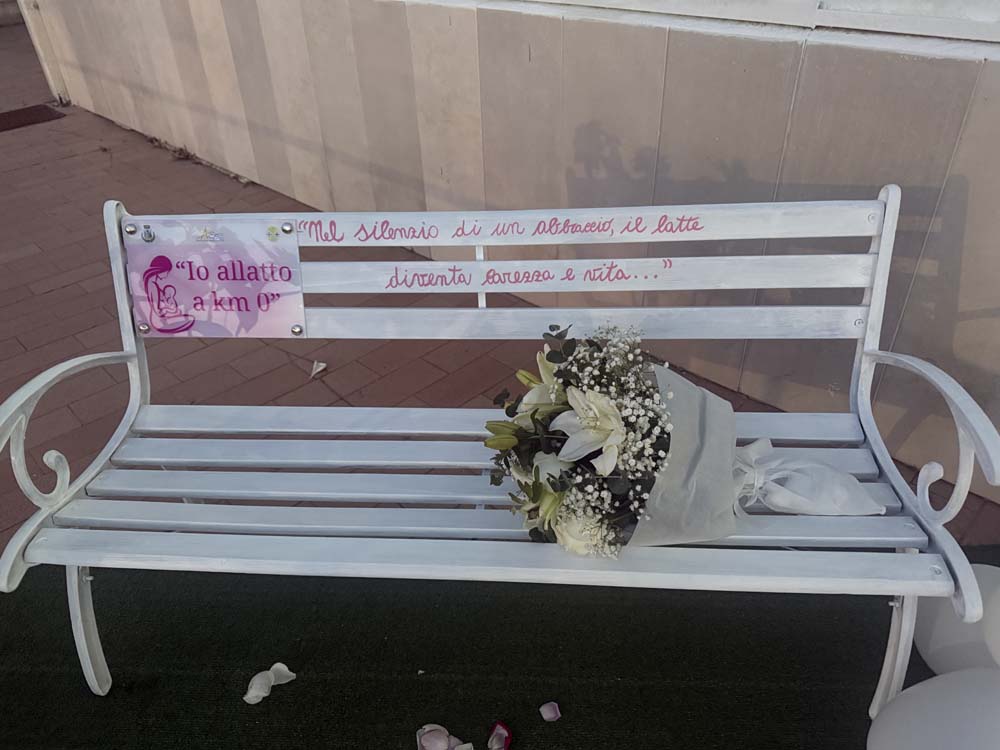 Crosia il Comune dona una panchina amica dell'allattamento