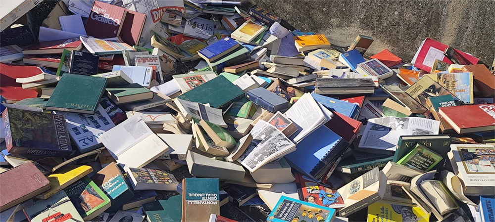 Luzzi, libri finiscono come in una discarica