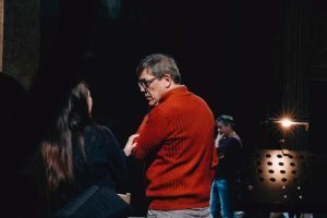 il regista Paolo Panizza durante le prove.jpg