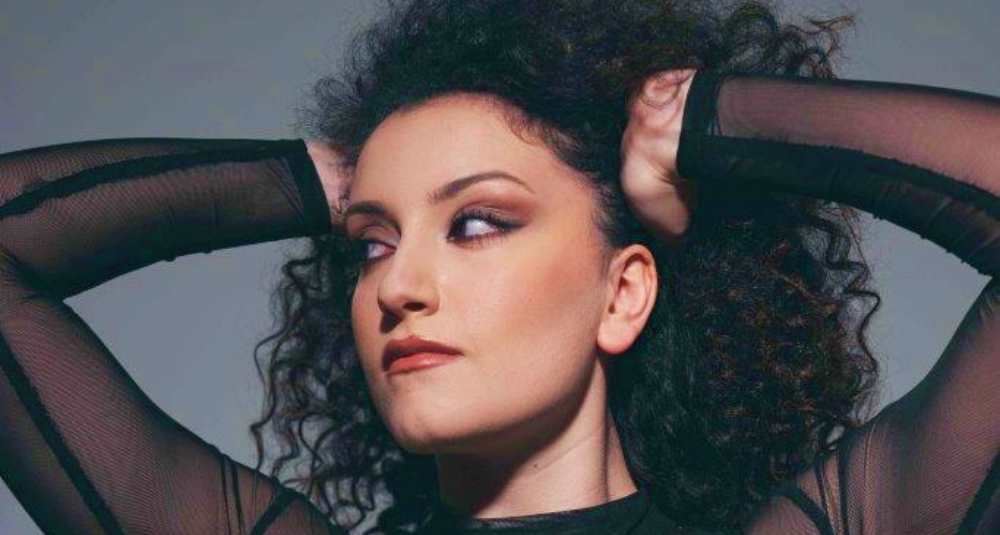 Alessandra Latino presenta “OltreAde”: il primo EP della cantautrice cosentina