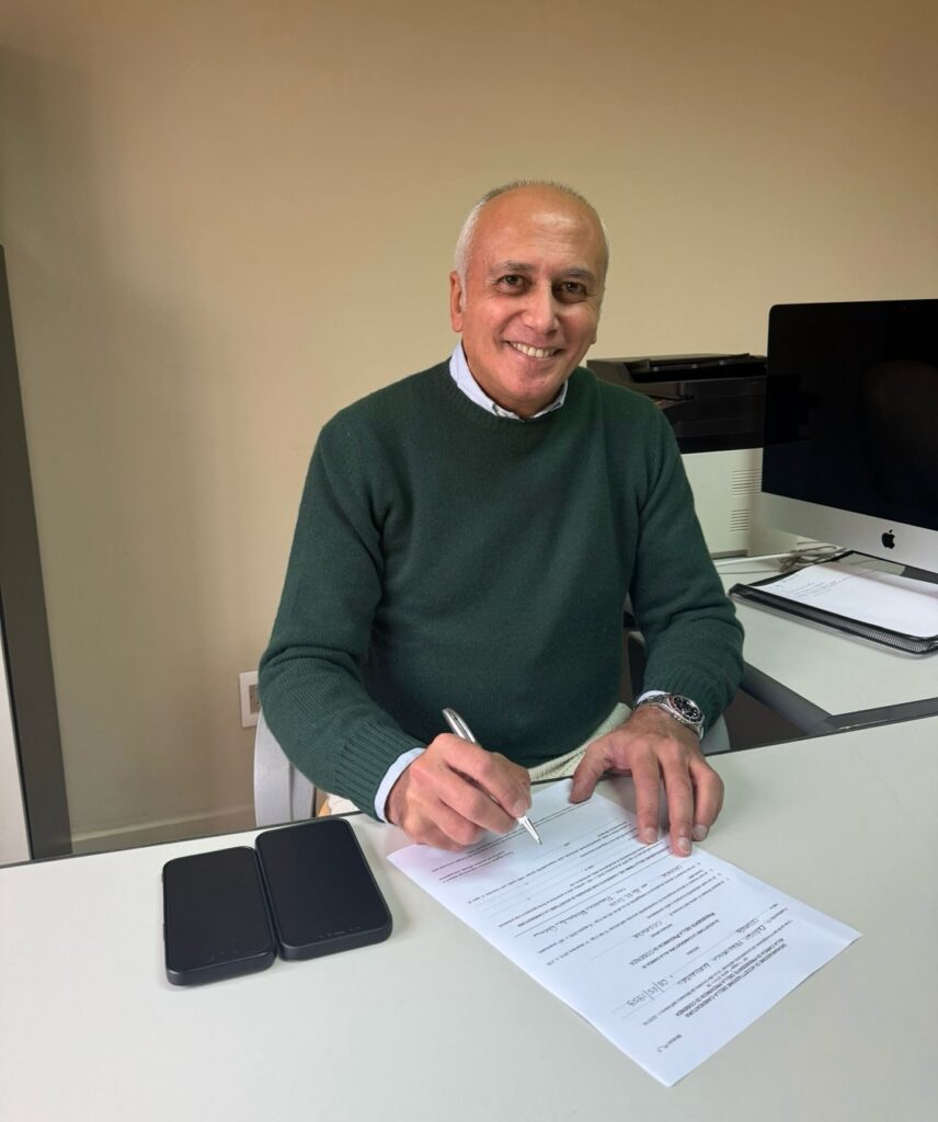 Franz Caruso firma per la candidatura alla presidenza della Provincia di Cosenza