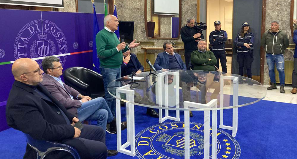 Il Sindaco Franz Caruso incontra i tifosi del Cosenza Calcio: "E' arrivata l'ora che Guarascio lasci"