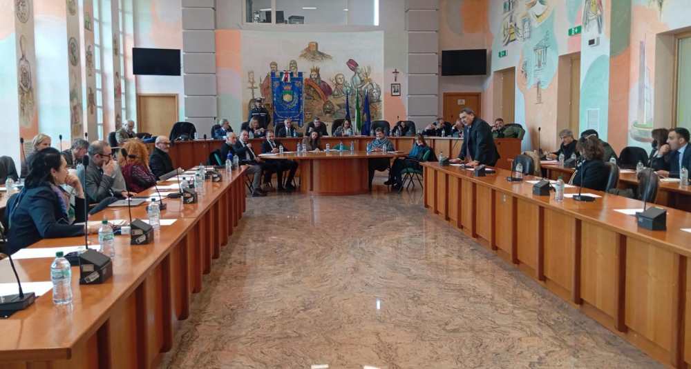 Cosenza, torna a riunirsi il Consiglio Comunale: tra i temi parcheggi e sanità