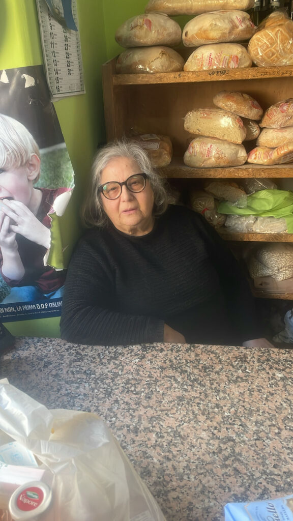 Silvana, all'interno del negozio di generi alimentari di via Isonzo a Cosenza