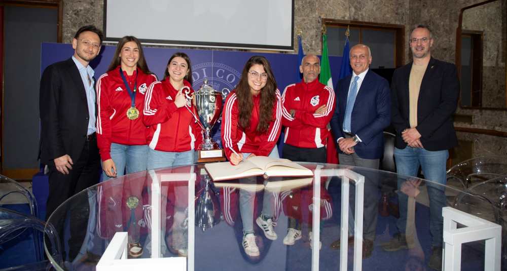 Cosenza celebra le regine d’Europa: il Sindaco riceve le atlete della Smile Pallanuoto