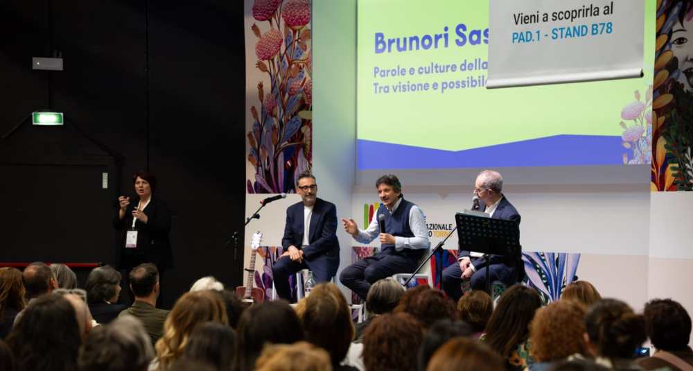 La Calabria conquista il Salone del Libro di Torino: Brunori e Teti incantano la “Sala Rossa”