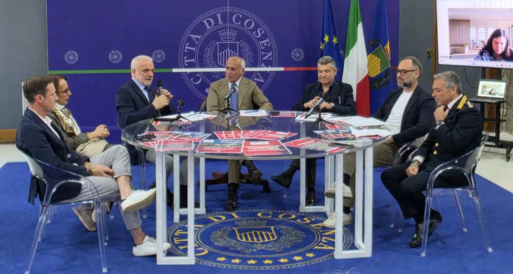 Cosenza prima tappa italiana del Giro d’Italia 2026: l’annuncio trionfale di Franz Caruso