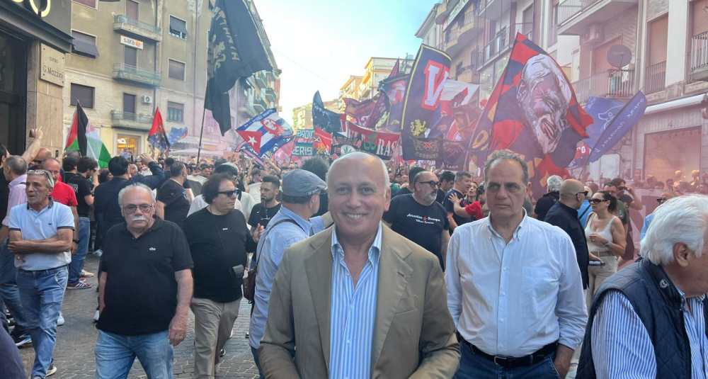 Corteo tifosi Cosenza, Franz Caruso scende in piazza: «Il Cosenza siamo noi, la città merita rispetto e ambizione»