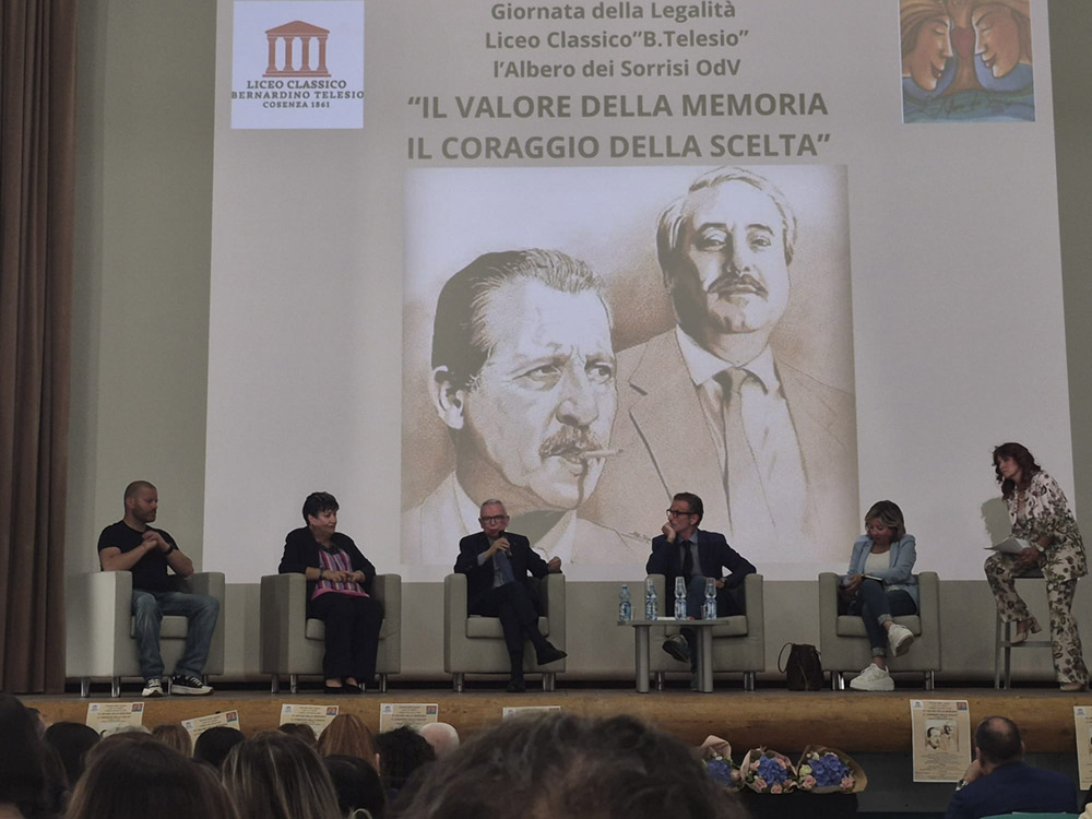 Cosenza non si piega: l'Auditorium resta al buio, il Cinema Italia brilla di legalità