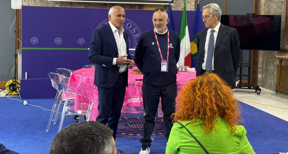 Giro d’Italia a Cosenza, Caruso ringrazia RCS: «Vino e dolci bruzi protagonisti»