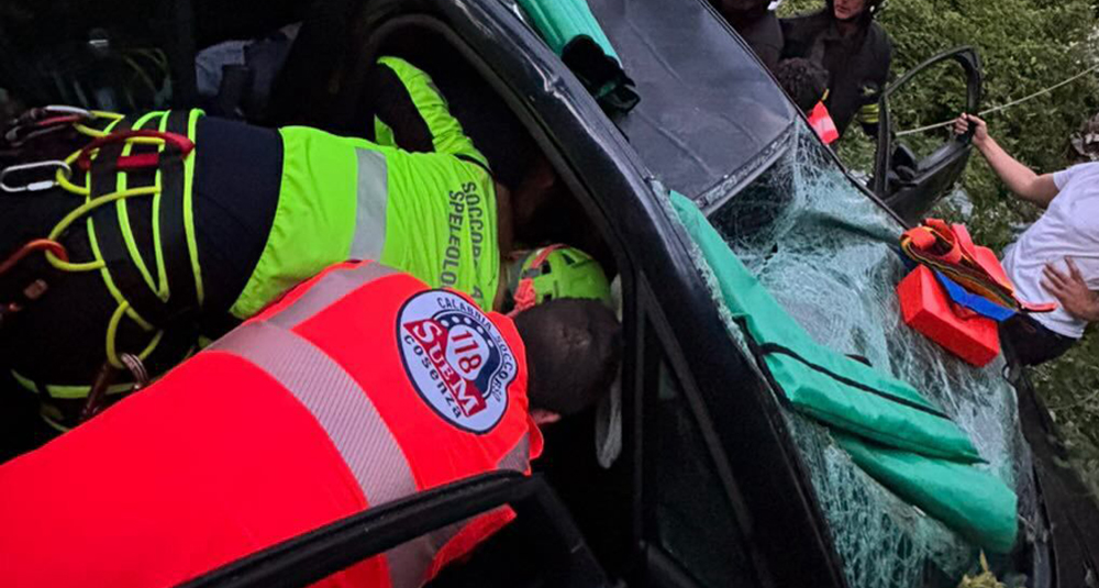 Incidente a Dipignano, 24enne finisce in un burrone: ritrovato vivo dal padre, salvato dai soccorritori