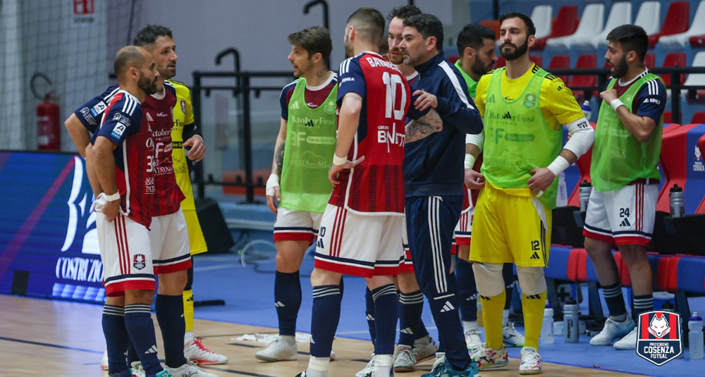 Mister Ibañes parla alla squadra durante un time out (foto di repertorio di Michele De Marco)
