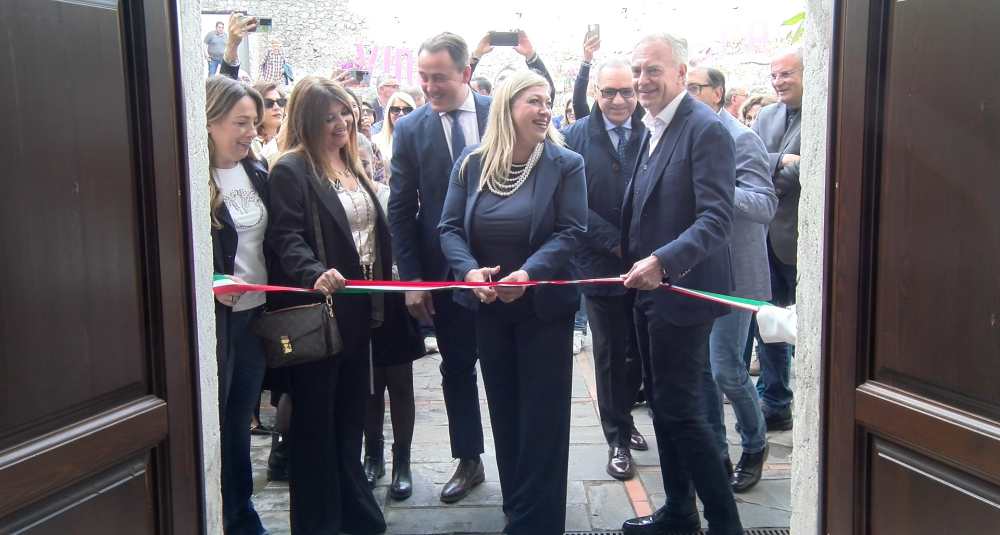 Aieta, brindisi d’autore: l’eleganza di “Vino da aMare” conquista tutti