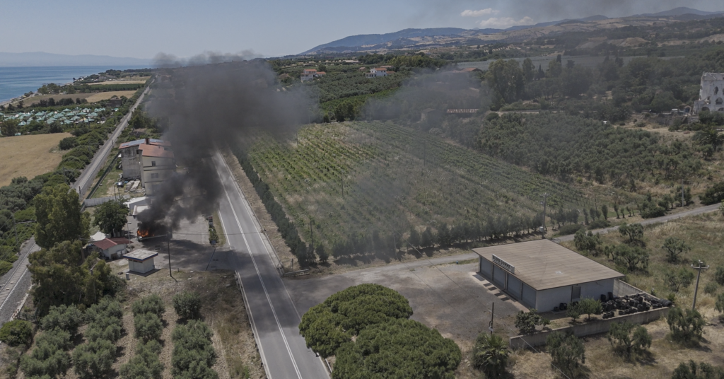 Amendolara auto in fiamme con all'interno 4 persone