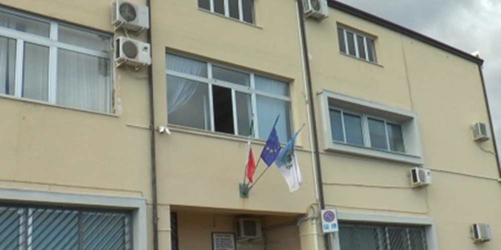 Crosia, due dipendenti comunali aggrediti a bastonate nel piazzale del Comune: la condanna dell’Amministrazione