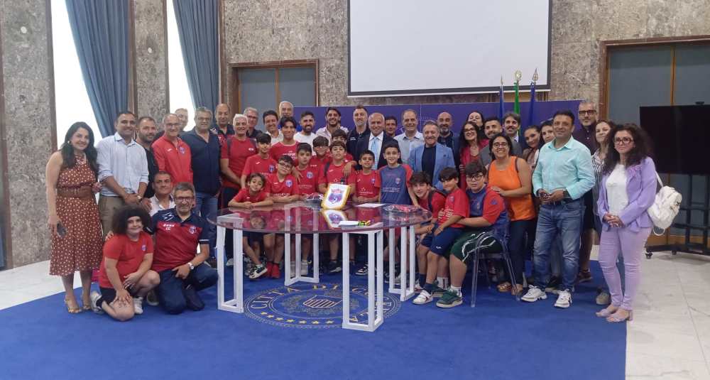 Donnici, il sindaco Franz Caruso consegna il Sigillo della Città alla Polisportiva San Michele