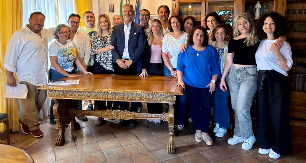 Castrolibero, il sindaco Francesco Serra firma 16 contratti di stabilizzazione