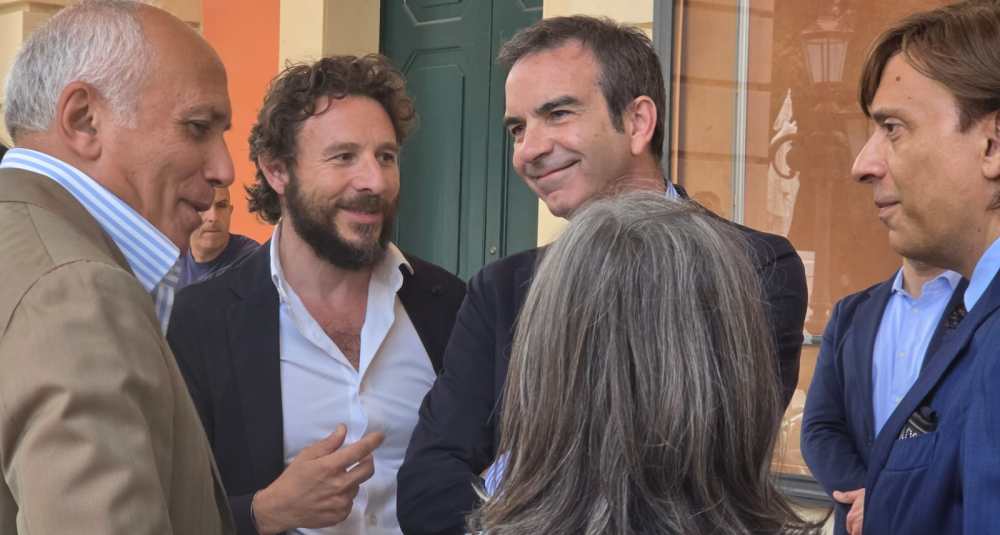 Cosenza, “Il cielo è sempre più blu”: Caruso incontra Occhiuto e i vertici Rai prima del live