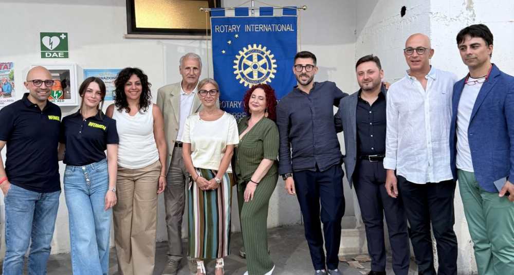 Mendicino, il Rotary Club dona un nuovo defibrillatore DAE alla comunità