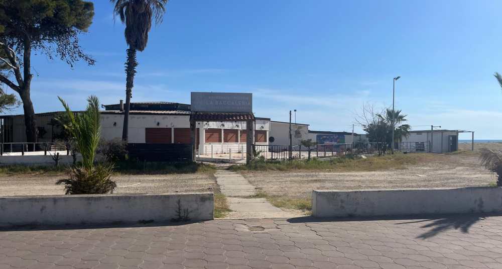 Abusivismo a Schiavonea: firmata l’ordinanza di demolizione per l’ex Lido “Lo Scarafaggio”