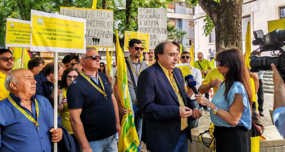 Speculazioni su olio e grano: Coldiretti Calabria manifesta alla Prefettura di Cosenza