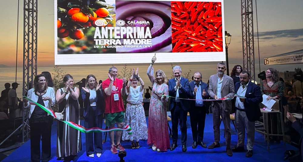 Terra Madre 2026: da Tropea a Torino, parte il viaggio verso l’edizione dei 40 anni di Slow Food e la prima senza Carlo Petrini