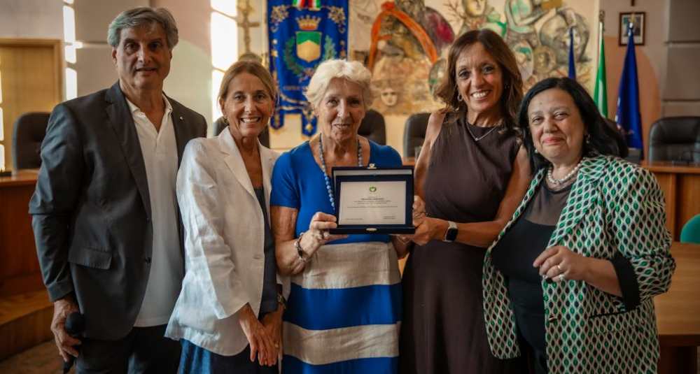 Cosenza ricorda Franco Abruzzo ad un anno dalla scomparsa: targa ai familiari a Palazzo dei Bruzi