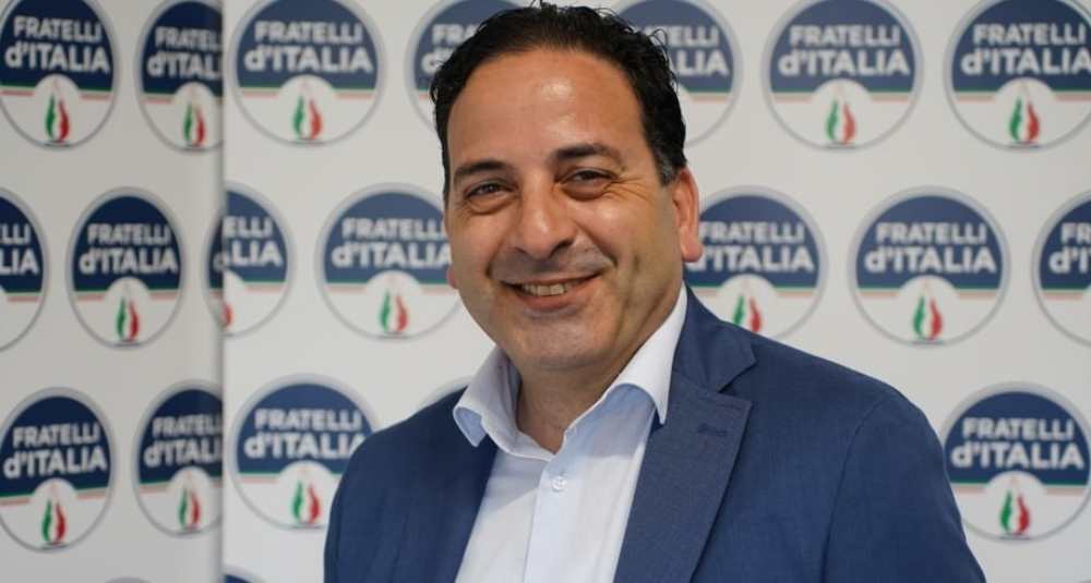 Schiavonea, FdI: «La Bandiera Blu sventola, ma all’ingresso c’è la fogna a cielo aperto»