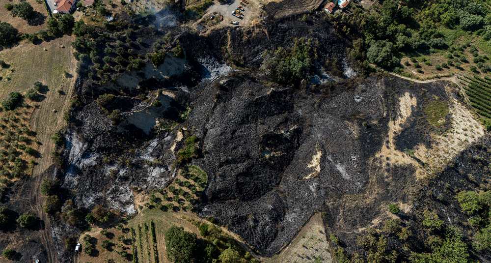 Notte di terrore ad Altomonte, le fiamme assediano il rione «campo sportivo» e le case popolari