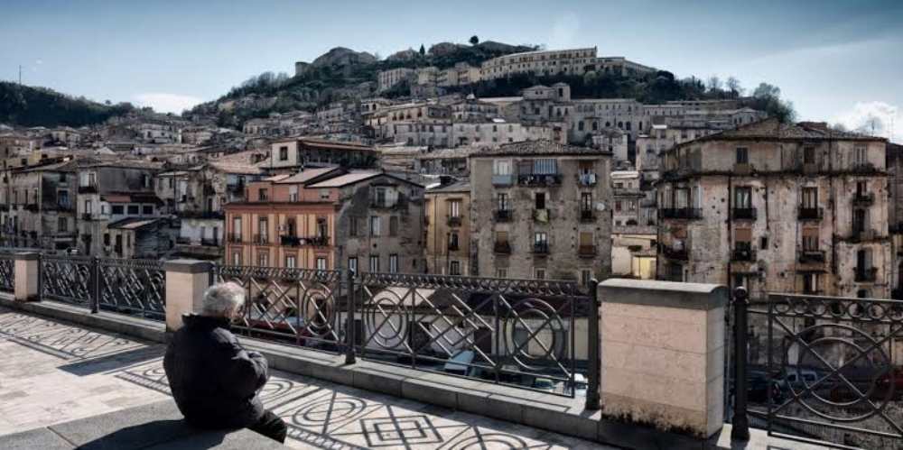 FdI Cosenza, De Marco: “Bene l’area verde in Piazza Bilotti, ma il Centro Storico affoga nel degrado e nei cantieri interminabili”