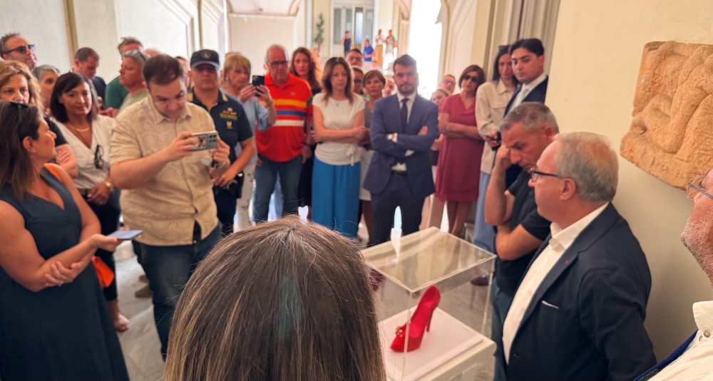 Violenza contro le donne, installata scarpetta rossa permanente all’ingresso della Provincia di Cosenza