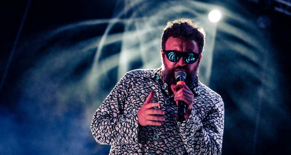 Cosenza, debutto da record per le Invasioni 2026: Dargen D’Amico fa ballare Piazza XV Marzo