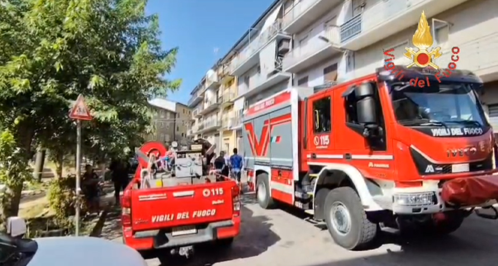 Esplosione per fuga di gas metano in edificio residenziale a San Giovanni in Fiore: due persone ferite