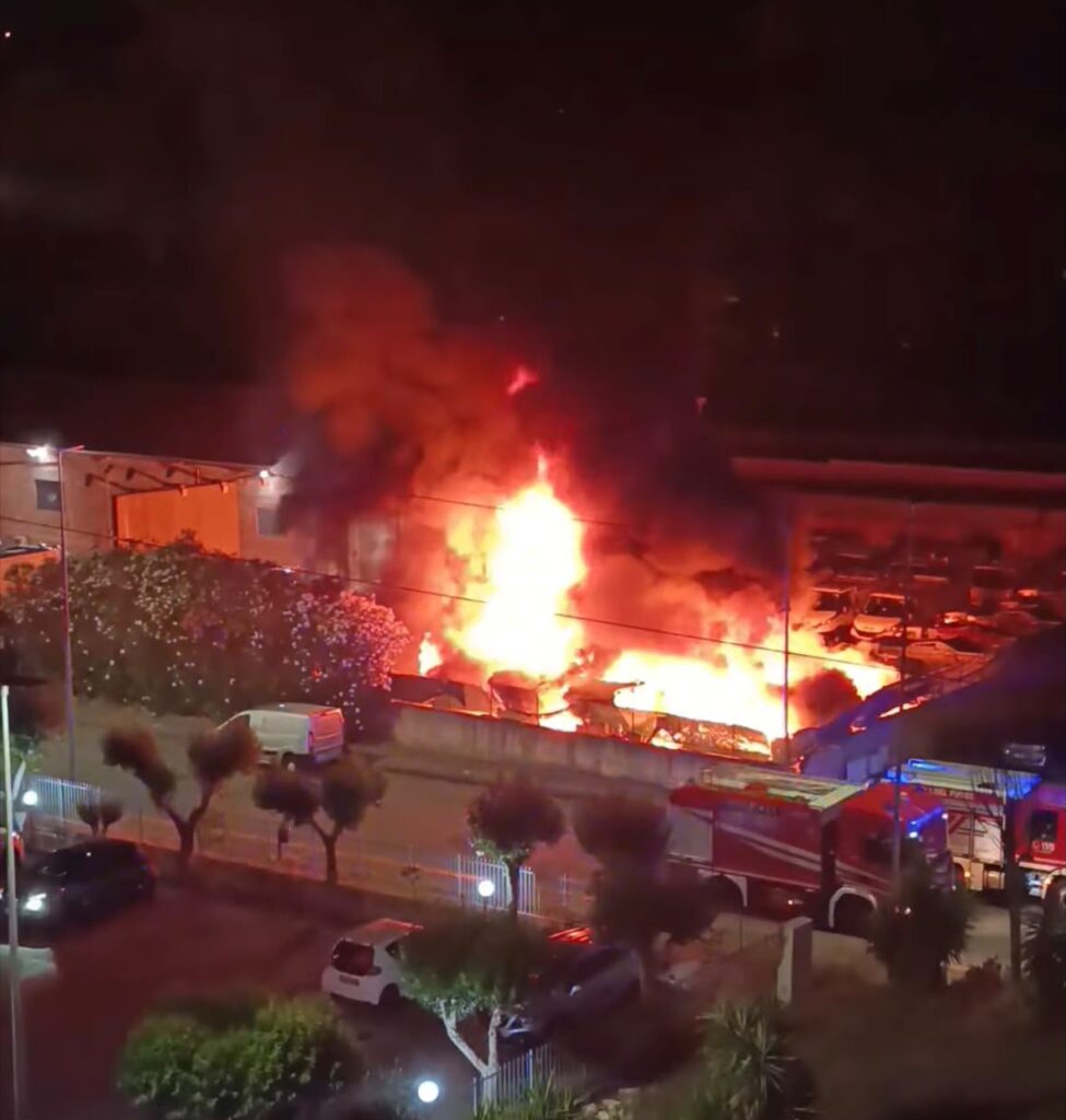 Incendio deposito Ecologia Oggi Cosenza Vaglio Lise